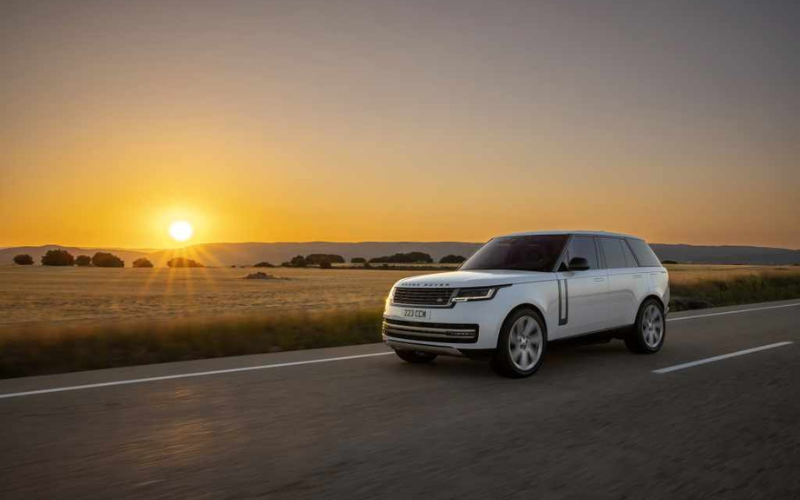 Range Rover wins AutoTrader Best Luxury Car 2024