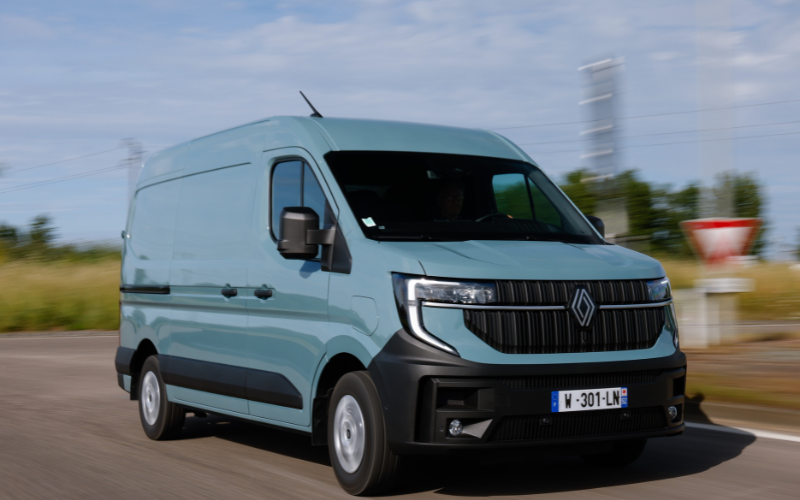 Renault Master Wins Trio of Awards at 2025 Parkers Van and Pickup Awards