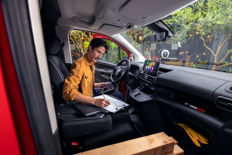 2025 Best Small Vans With 3 Front Seats